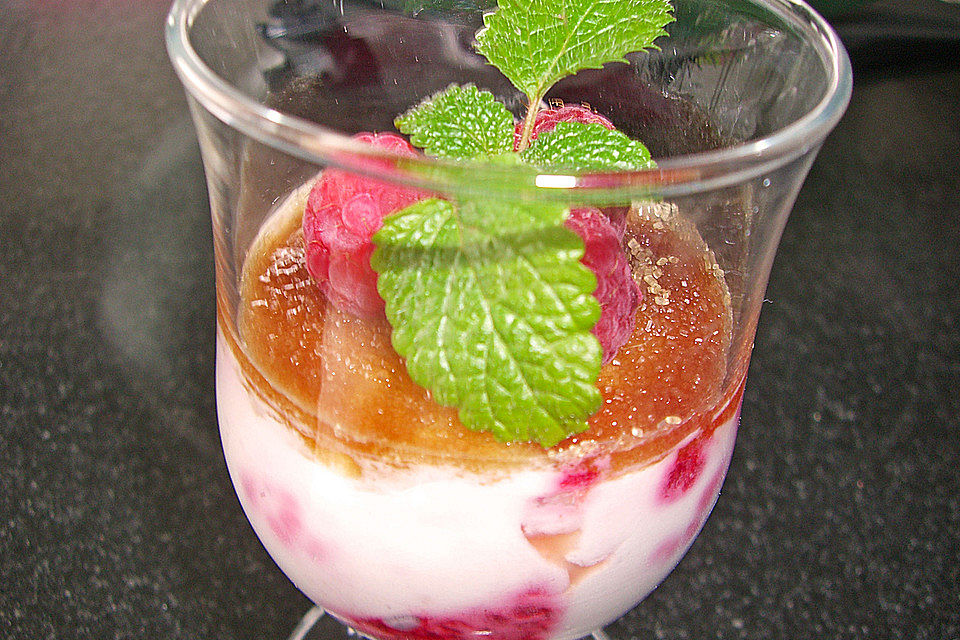 Feine leichte Himbeernachspeise mit frischen Himbeeren