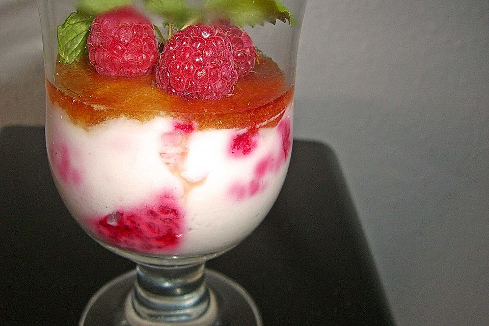 Feine leichte Himbeernachspeise mit frischen Himbeeren