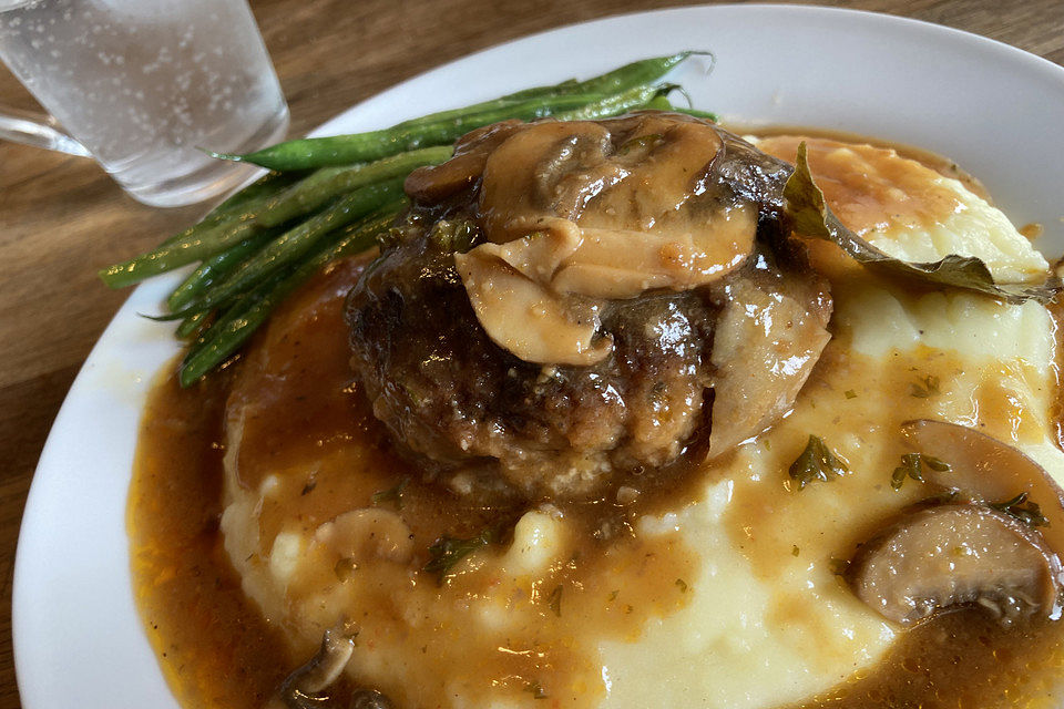 Amerikanische Salisbury Steaks mit brauner Sauce