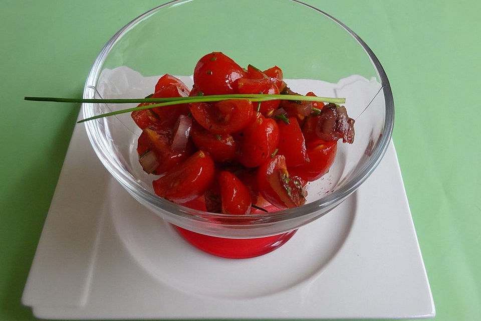 Tomatensalat mit Portweinzwiebeln