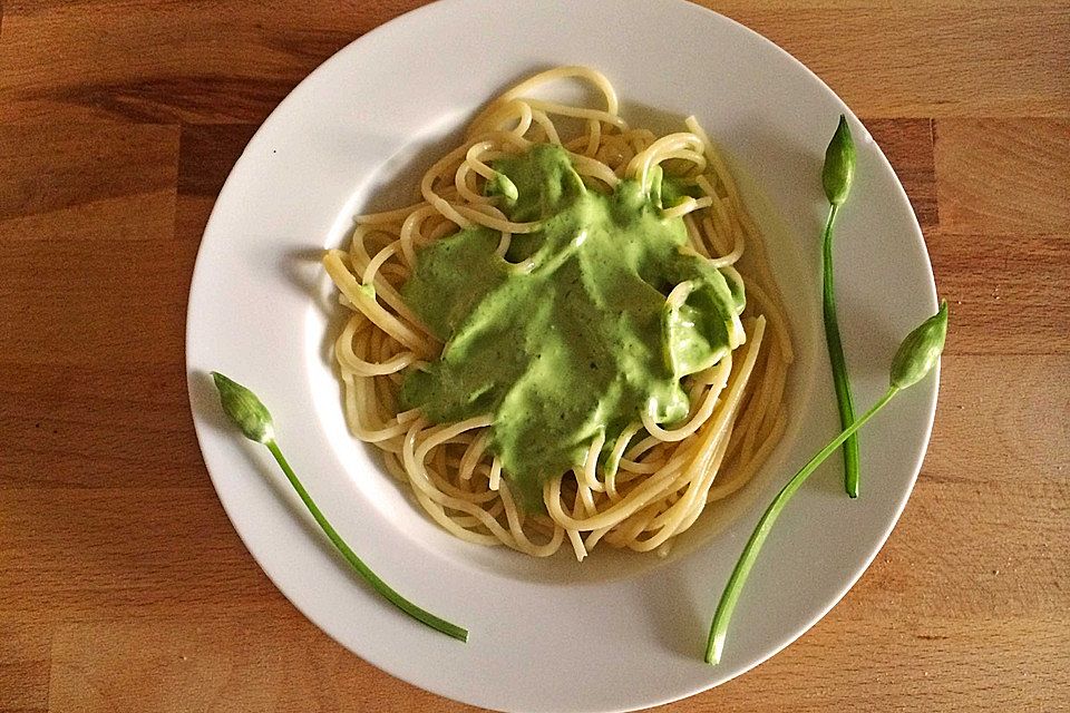 Frisches hellgrünes Bärlauchpesto mit Spaghetti