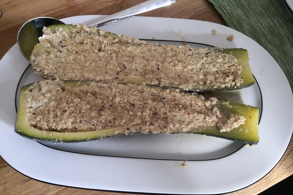 Gefüllte Zucchini zum Grillen mit Bruschetta-Feta-Füllung