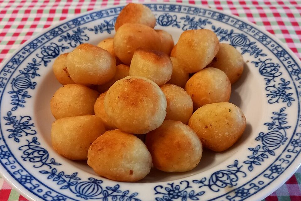 Kartoffelklößchen mit Zwiebeln