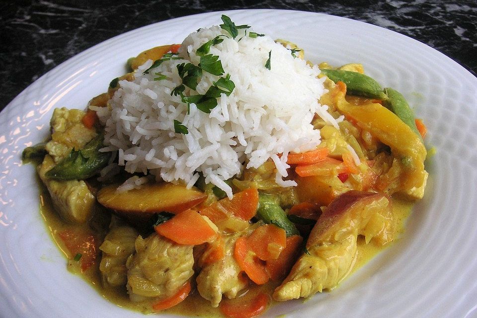 Hähnchencurry mit Zuckerschoten und Nektarinen