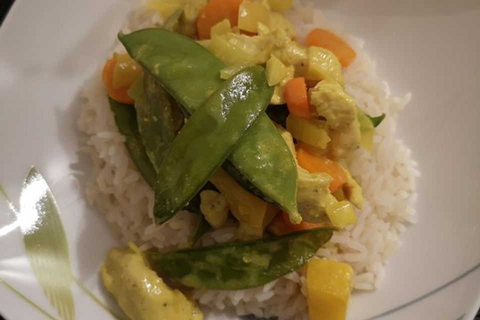 Hähnchencurry mit Zuckerschoten und Nektarinen