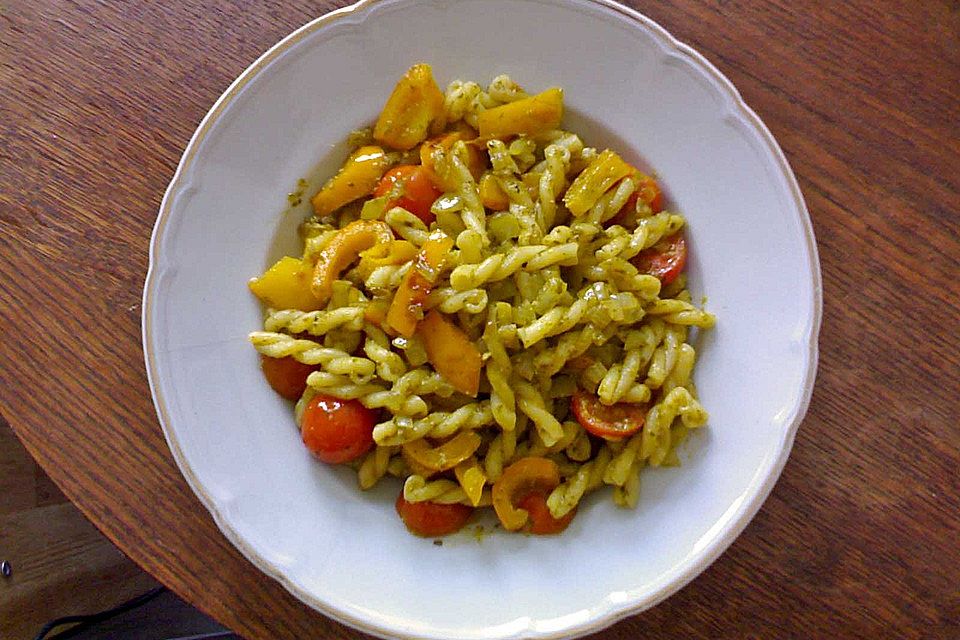 Pasta mit Paprika, Tomaten und grünem Pesto