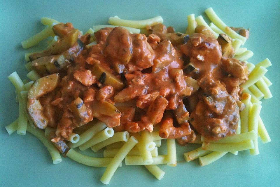 Pasta mit Lachs und Zucchini