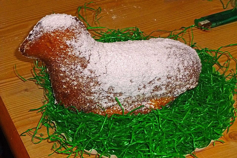 Osterlamm mit Karottenkuchenteig