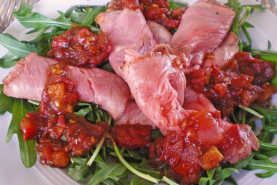 Roastbeef auf Rucola-Tomaten-Bett