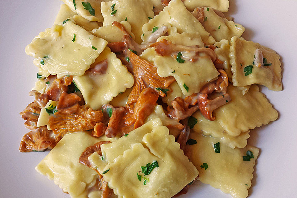 Ravioli in Kräuterrahm