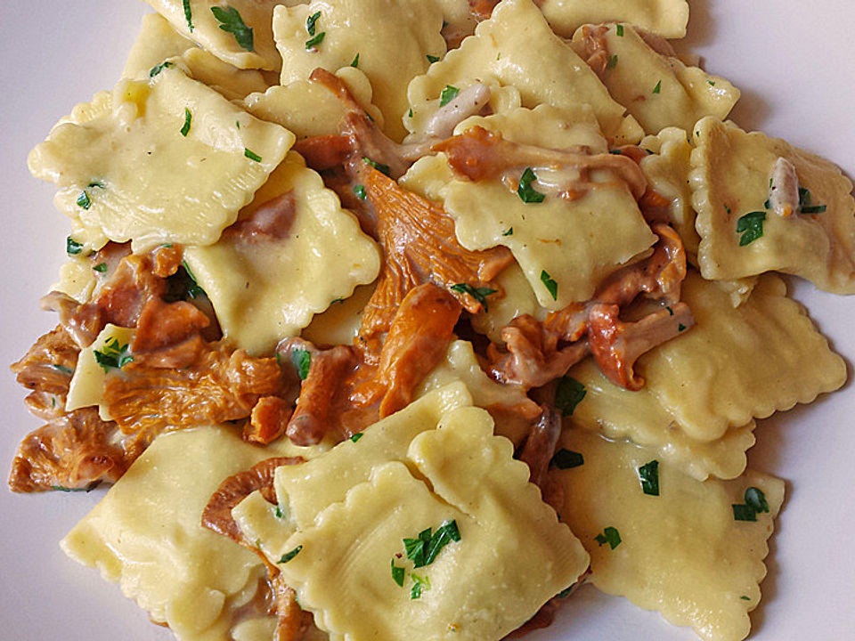 Ravioli in Kräuterrahm