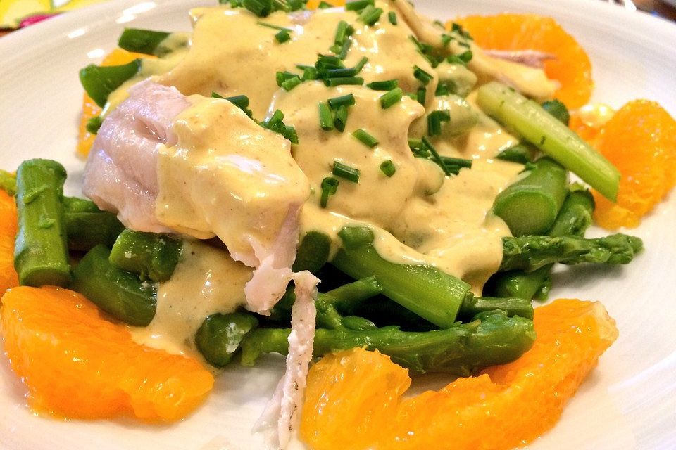 Kabeljaufilet auf grünem Spargel an Orangen-Curry-Sauce