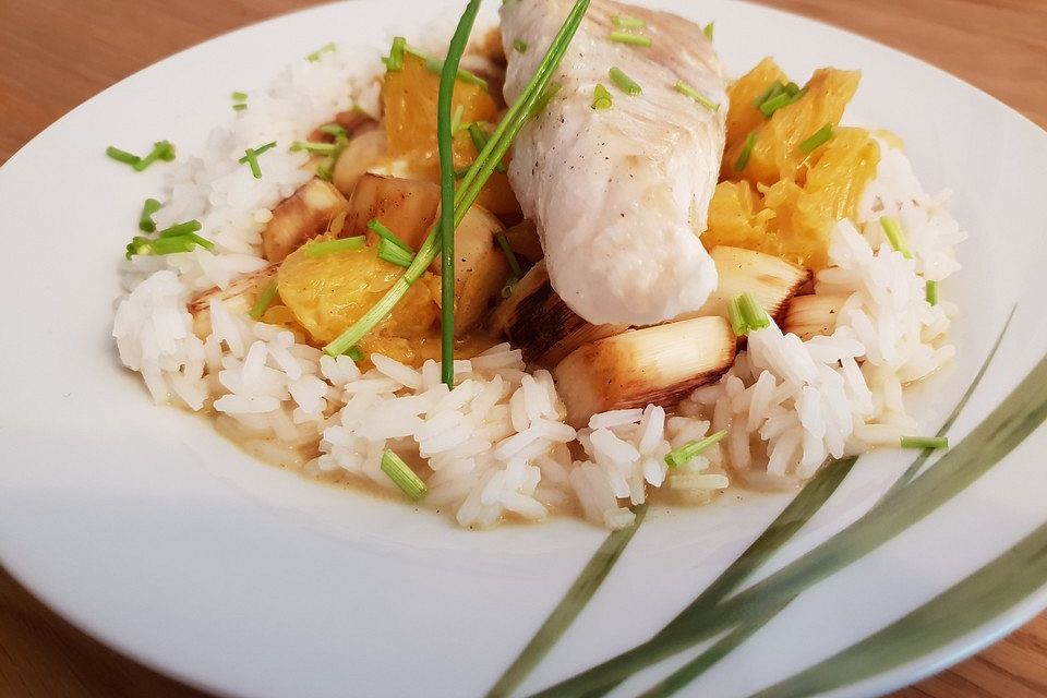 Kabeljaufilet auf grünem Spargel an Orangen-Curry-Sauce