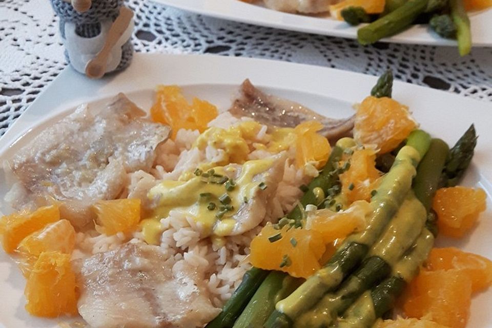 Kabeljaufilet auf grünem Spargel an Orangen-Curry-Sauce