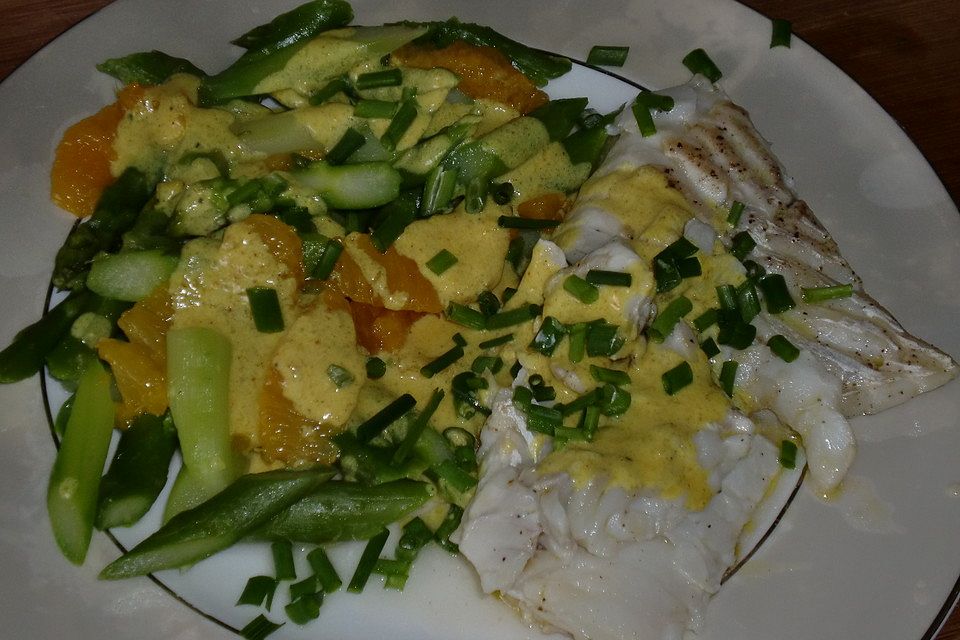 Kabeljaufilet auf grünem Spargel an Orangen-Curry-Sauce