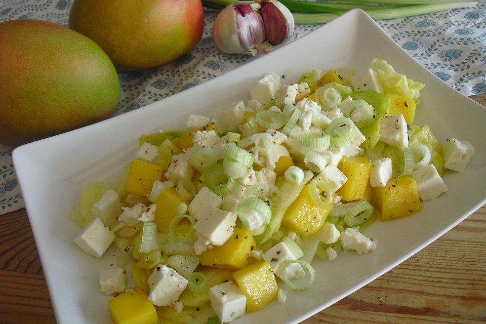 Blattsalat mit Mango und Feta