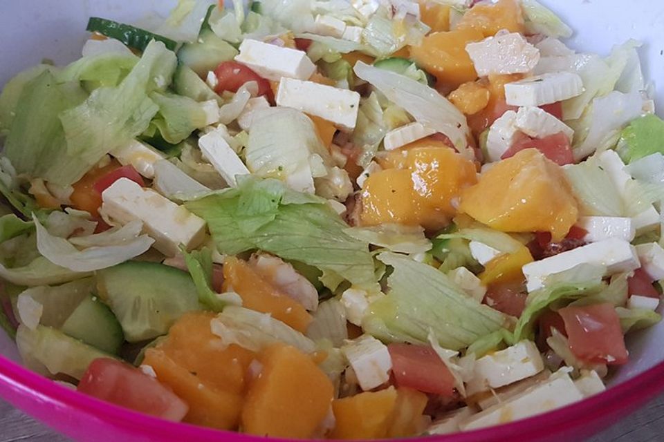 Blattsalat mit Mango und Feta