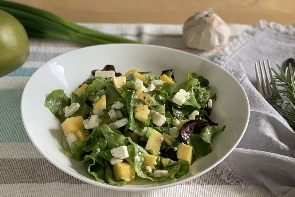 Blattsalat mit Mango und Feta