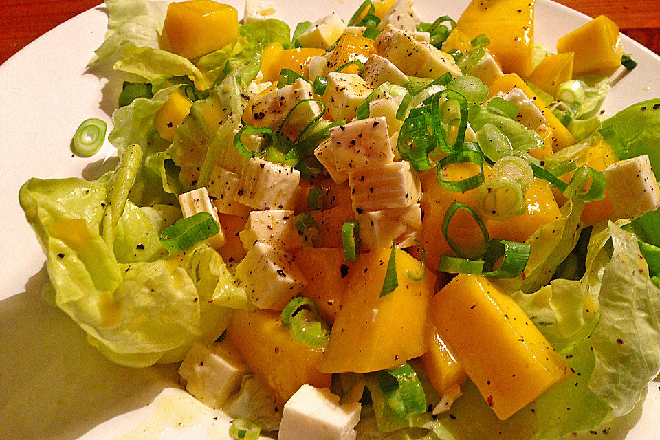 Blattsalat mit Mango und Feta