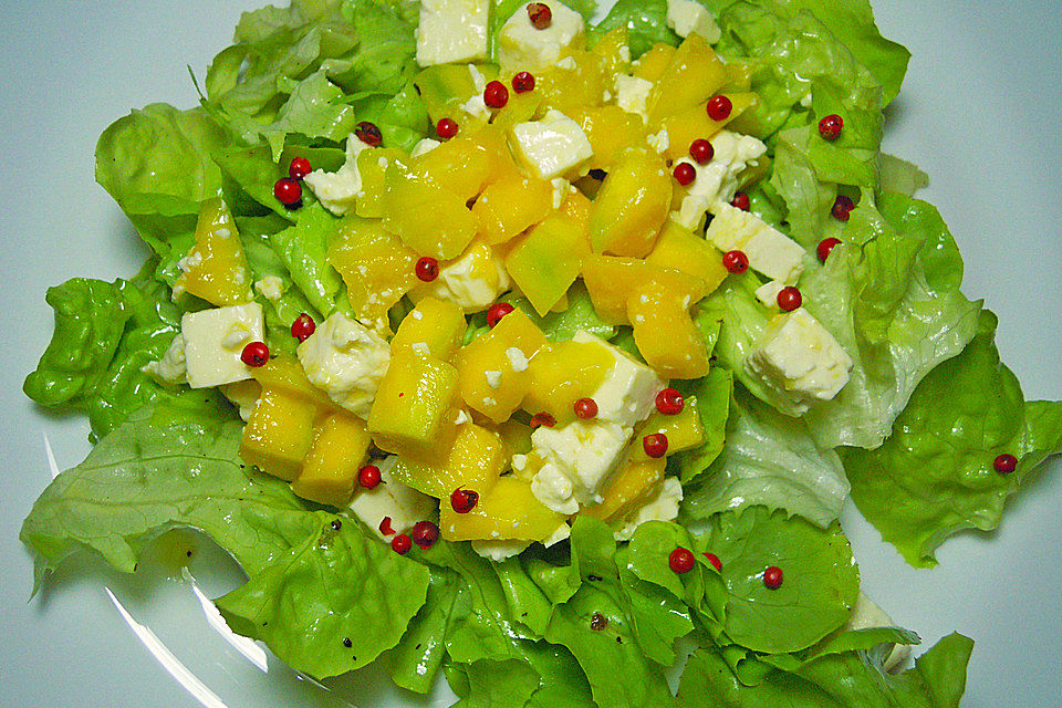 Blattsalat mit Mango und Feta