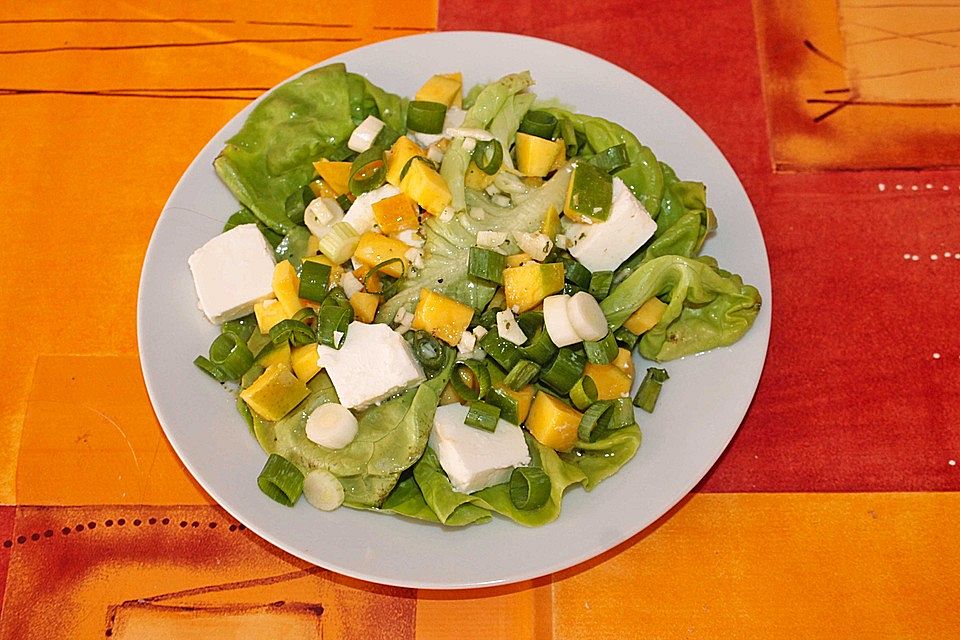 Blattsalat mit Mango und Feta