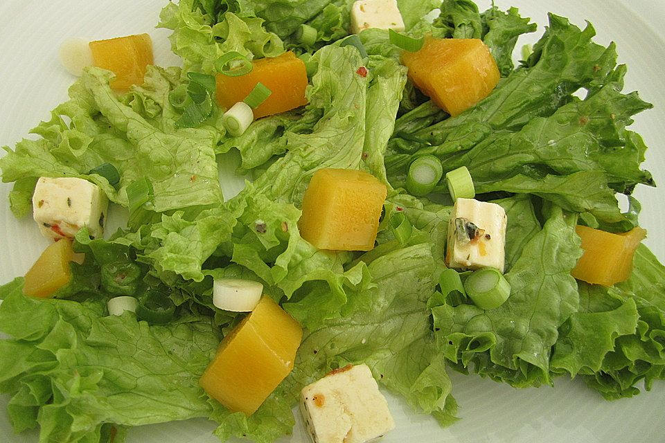 Blattsalat mit Mango und Feta