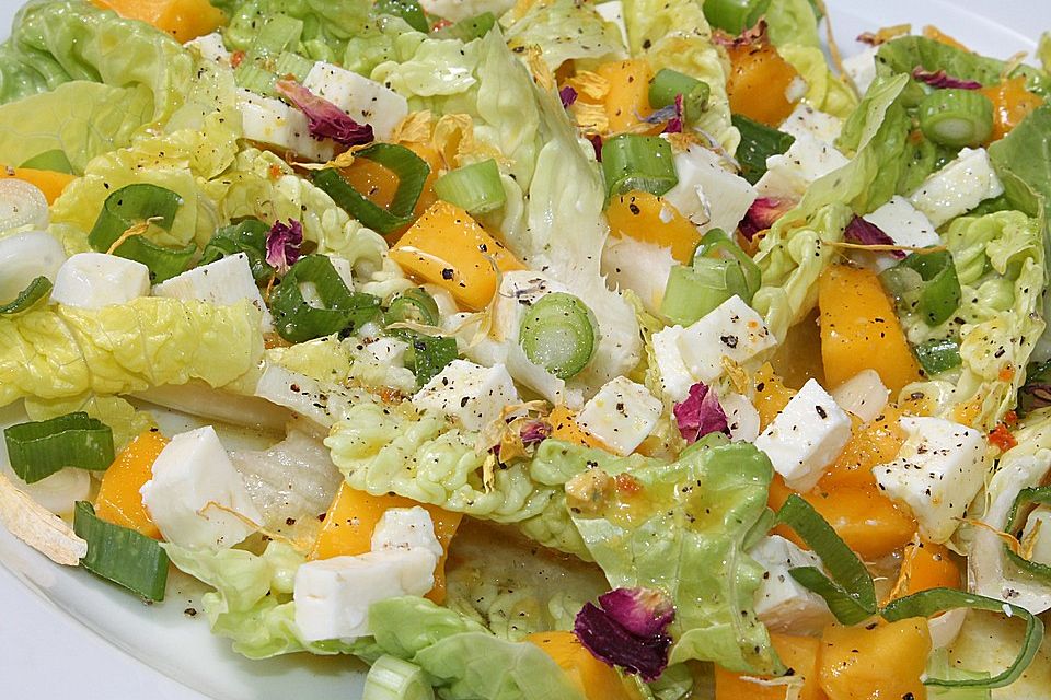 Blattsalat mit Mango und Feta