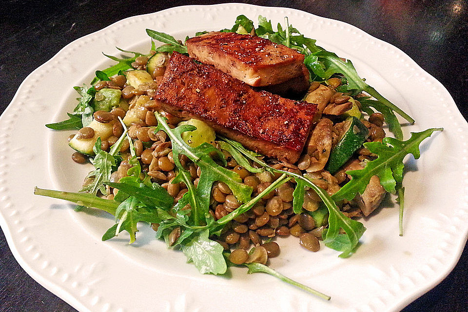 Marinierter Tofu auf Linsensalat