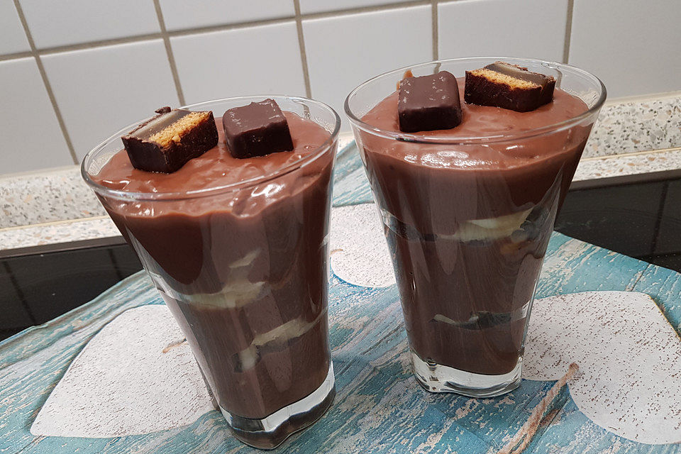 Schichtdessert mit Schokopudding und Bananen