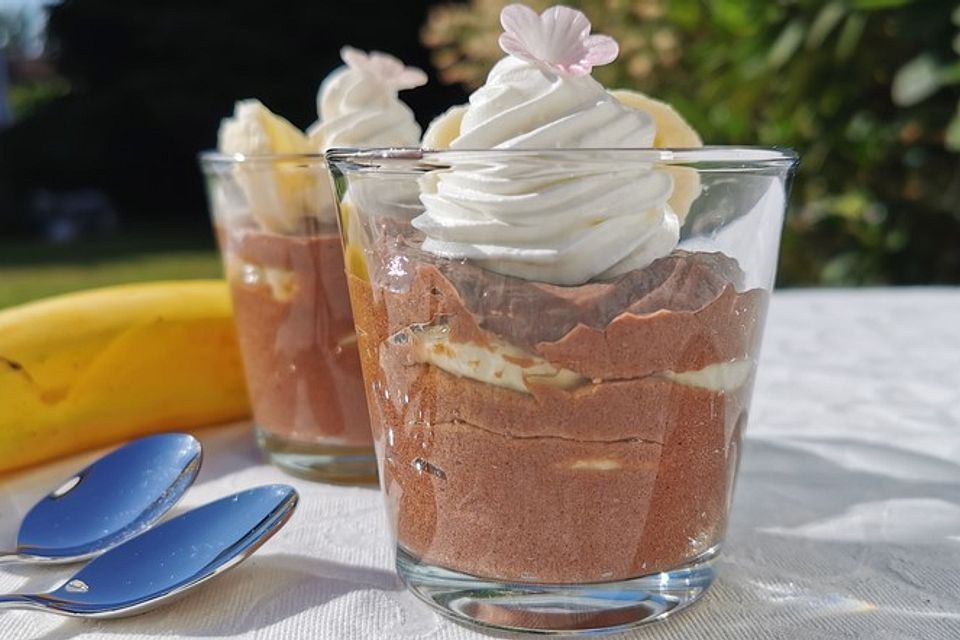 Schichtdessert mit Schokopudding und Bananen