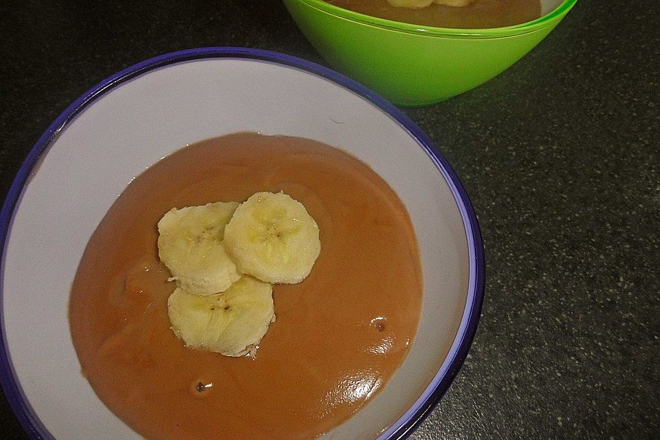 Schichtdessert mit Schokopudding und Bananen