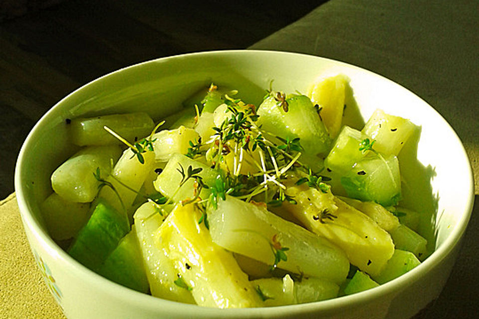 Frischer sommerlicher Spargelsalat