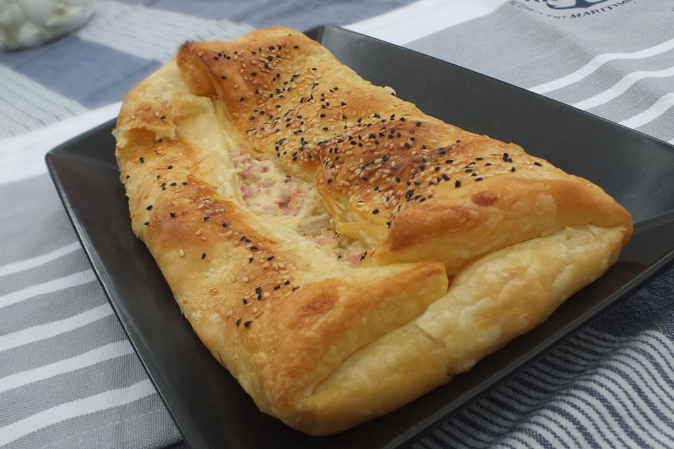 Blätterteigstrudel mit Spargel und Schinken