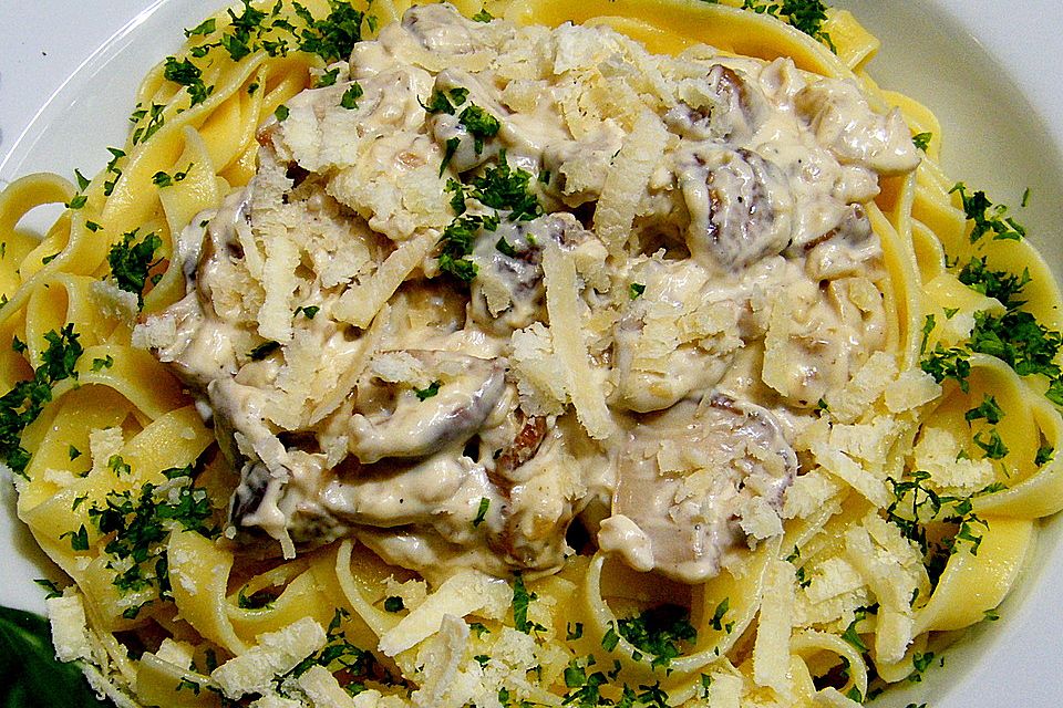 Nudeln mit Steinpilz-Mascarpone-Sauce