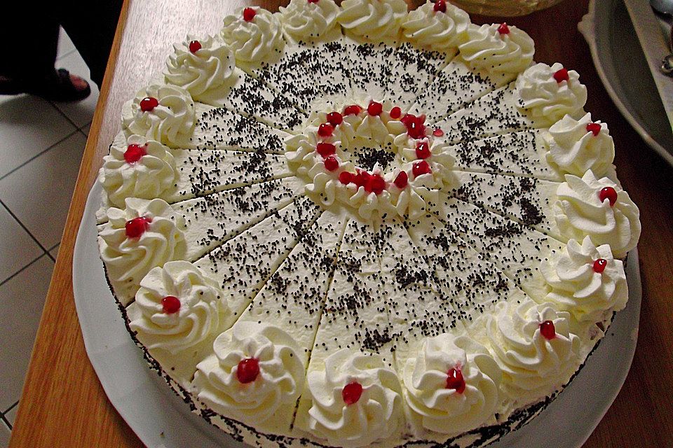 Mohn-Preiselbeer-Sahnetorte