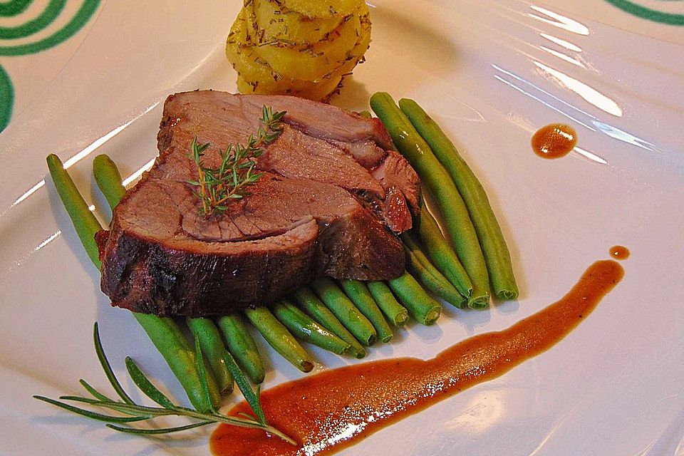 Lammkeule aus dem Römertopf an grünen Bohnen und Rosmarinkartoffeln