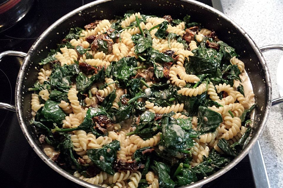 Fusilli mit Ricotta und frischem Babyspinat