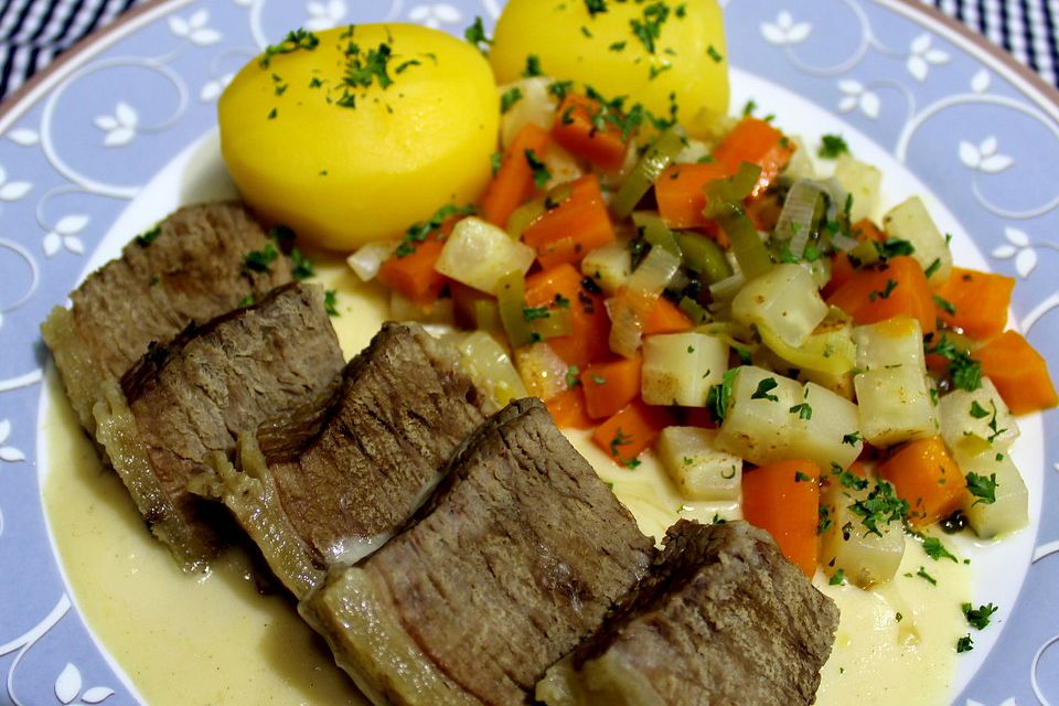 Rindersuppenfleisch mit Wurzelgemüse, Salzkartoffeln und Meerrettichsauce