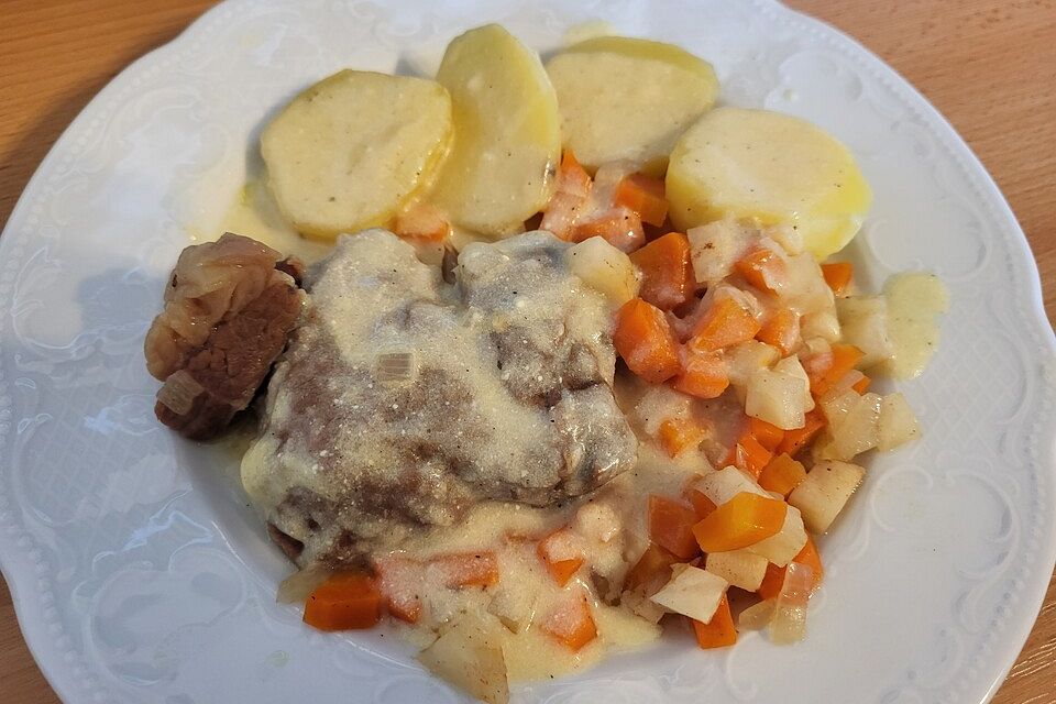 Rindersuppenfleisch mit Wurzelgemüse, Salzkartoffeln und Meerrettichsauce