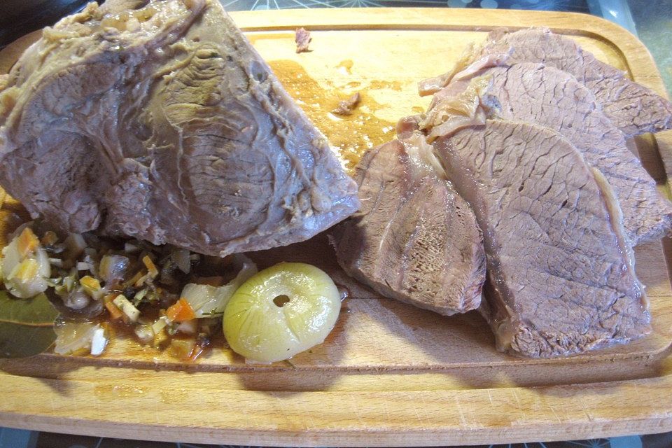 Rindersuppenfleisch mit Wurzelgemüse, Salzkartoffeln und Meerrettichsauce