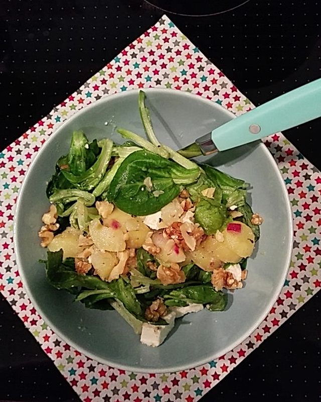 Kartoffelsalat mit Feta, Feldsalat und Nüssen