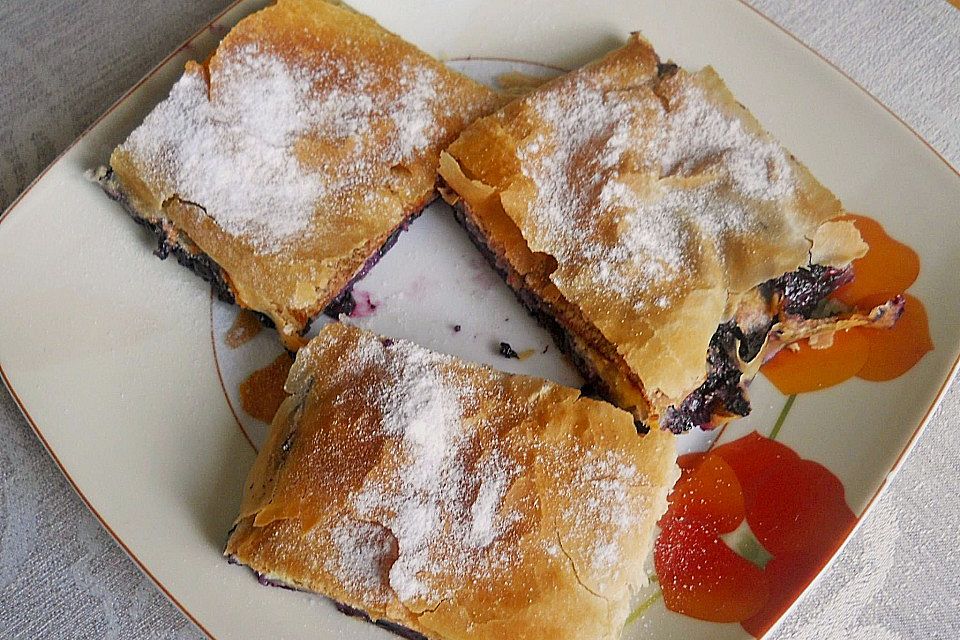 Heißer Heidelbeerstrudel mit Rahm