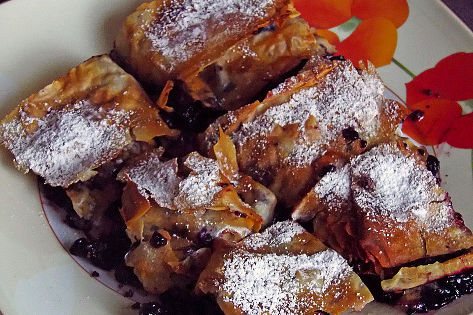 Heißer Heidelbeerstrudel mit Rahm