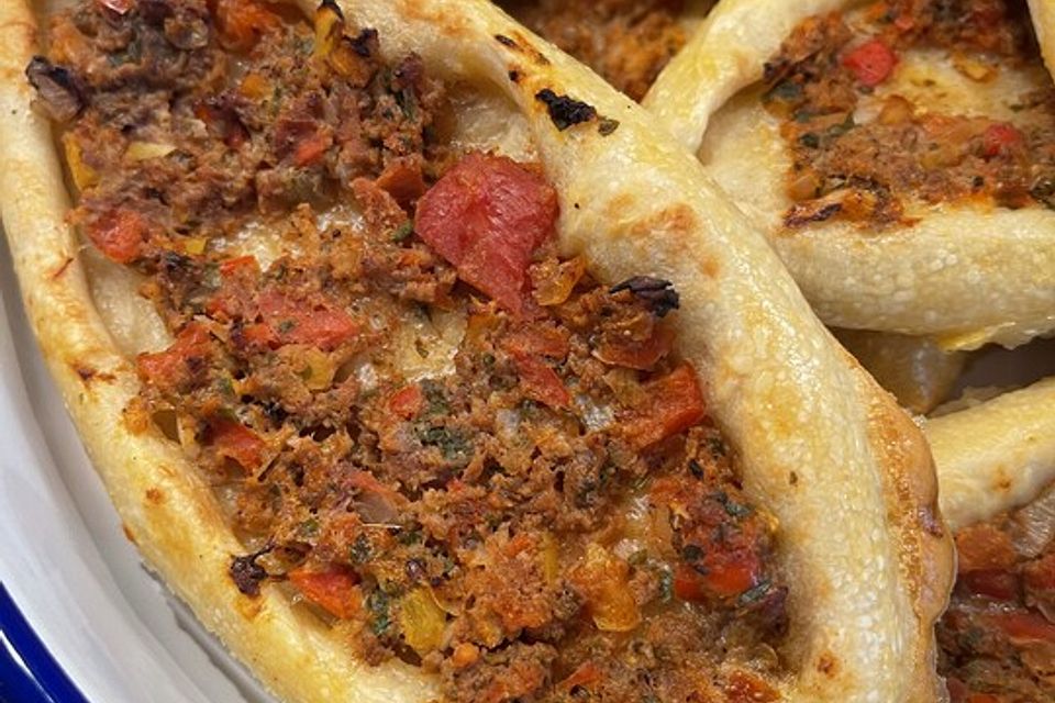 Hackfleisch-Schiffchen - Kıymalı Pide