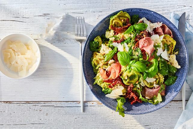 Tortellini-Rucola-Salat mit Pesto und Parmesan von das_annamirl| Chefkoch