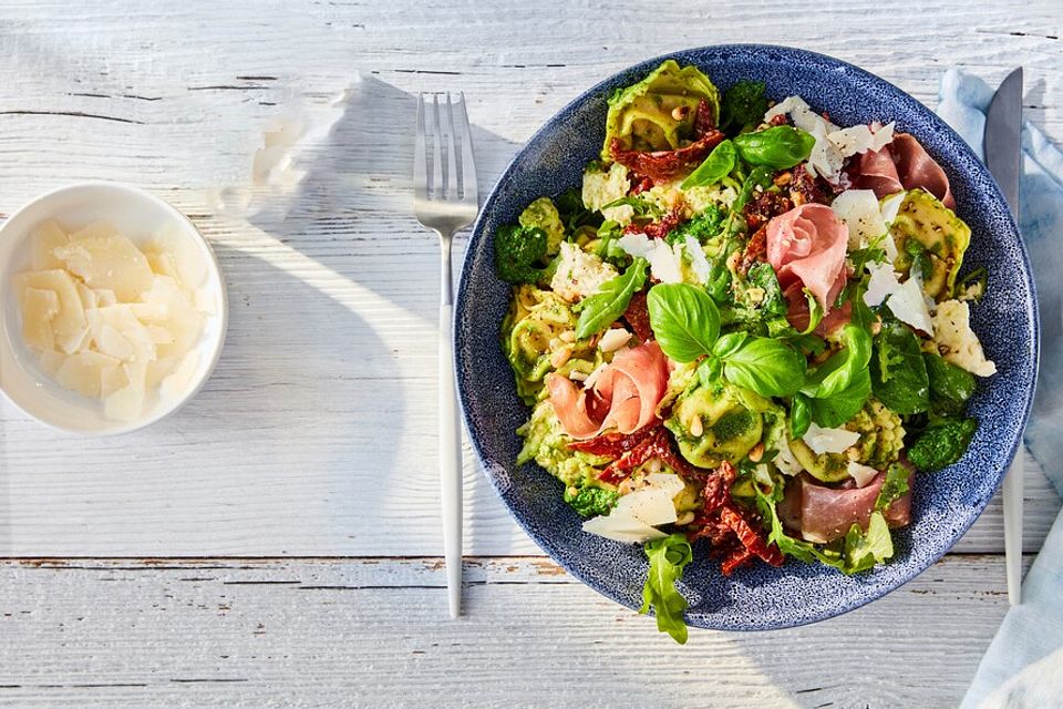 Tortellini-Rucola-Salat mit Pesto und Parmesan