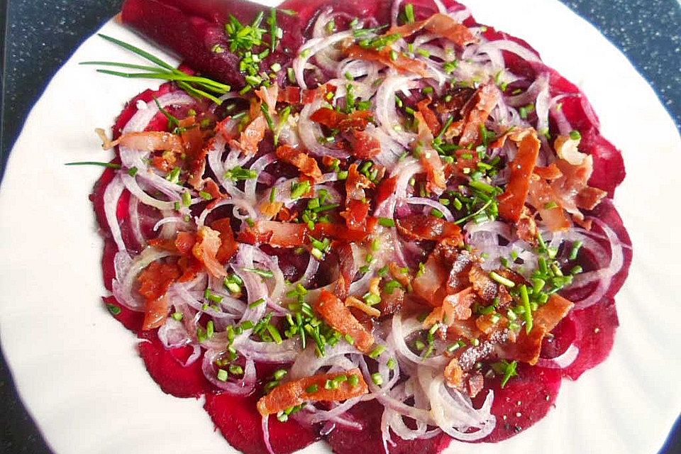 Rote Bete Carpaccio mit Honig-Senf Vinaigrette und kross gebratenem Schinken