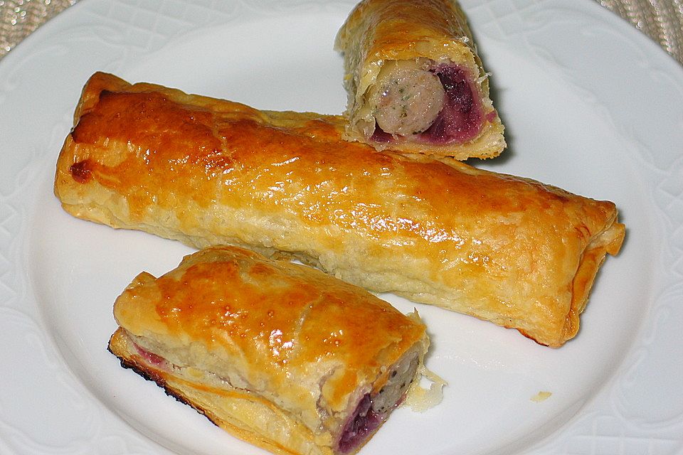 Bratwürstchen mit Rotkohl im Schlafrock