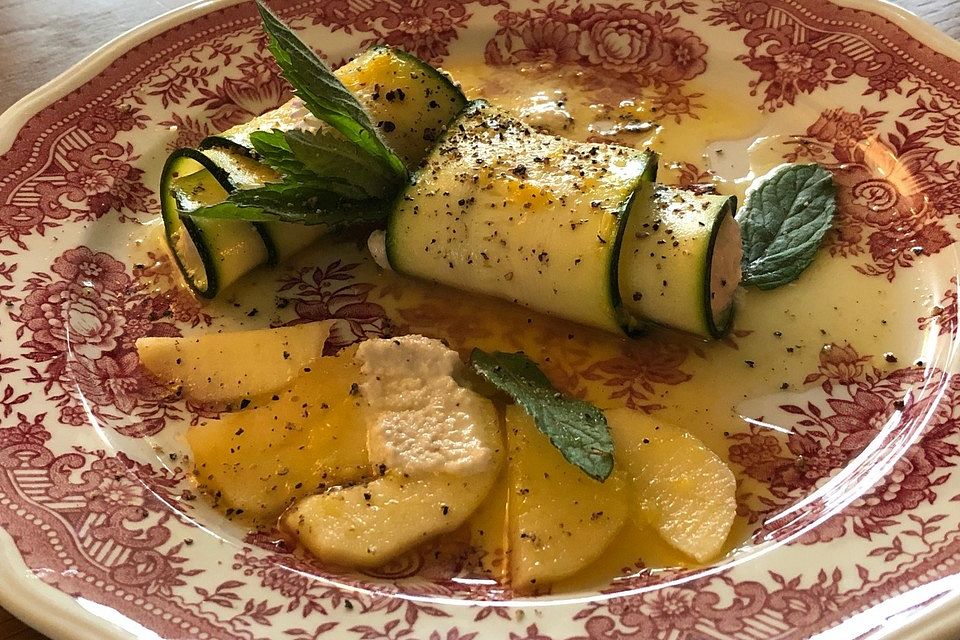 Rohkost-Zucchini-Cannelloni mit Cashew-Kürbiskern-Creme