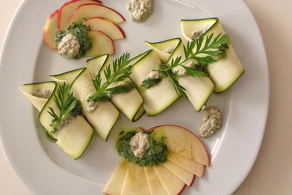 Rohkost-Zucchini-Cannelloni mit Cashew-Kürbiskern-Creme